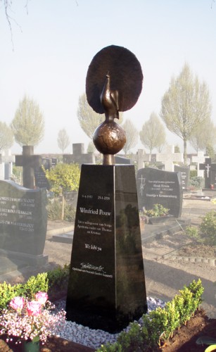 Mortuary monument with Peacock.  2007, Hans Grootswagers